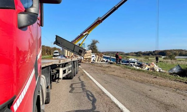 Relevage d'un camion couché sur la route - Dreux - ADS - ASSISTANCE DEPANNAGE SERVICES